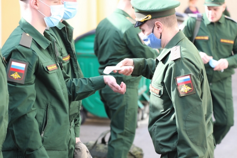 Родителей призывников в воинских частях Ленобласти не пустят на присягу