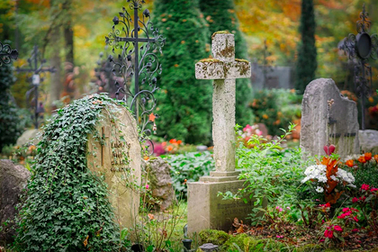 Россиянин прописался на 27 лет на кладбище в ожидании очереди на жилье