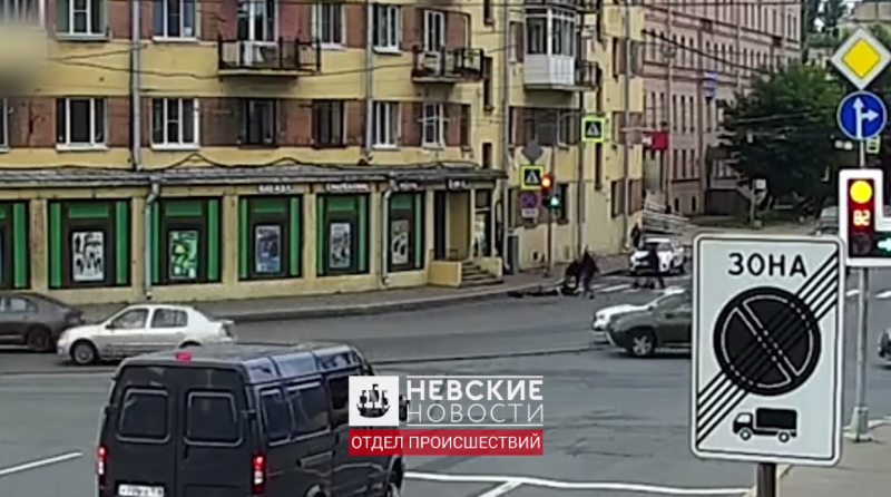 Самокатчик разбил голову на переходе у набережной Обводного канала