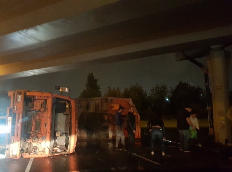 Самосвал не смог проехать под КАД в Петербурге и перевернулся