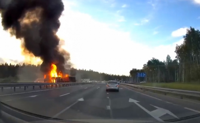 Самосвал перевернулся и вспыхнул на Токсовском шоссе