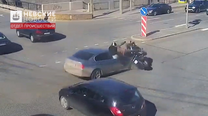 Сбитого на Обводном канале байкера доставили в больницу с переломом ноги