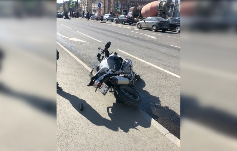 Сбитого на Обводном канале байкера доставили в больницу с переломом ноги