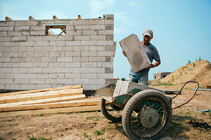 «Семейную ипотеку» в России распространят на строительство частного дома