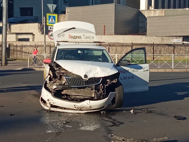 Серебристая легковушка «подбила» авто «Яндекс.Такси» в Выборгском районе