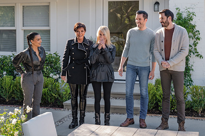 Сестра Ким Кардашьян сломала молотком забор ради подруги матери