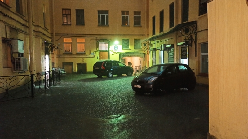 Штормовой ветер с ливнем накроет Петербург в ночь на 18 августа