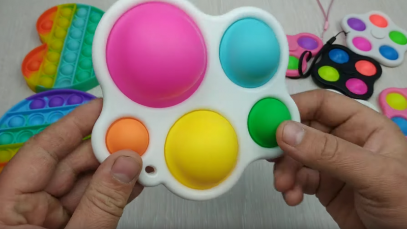 Симпл-димпл или поп-ит: какую антистресс-игрушку чаще всего покупают петербуржцы