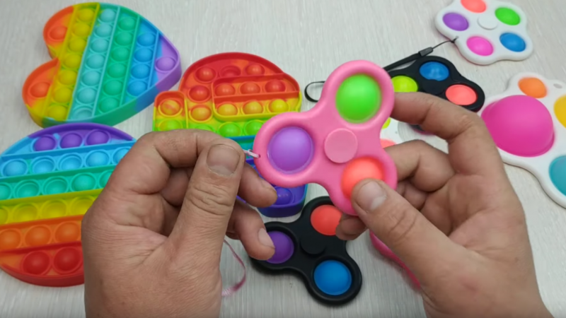 Симпл-димпл или поп-ит: какую антистресс-игрушку чаще всего покупают петербуржцы