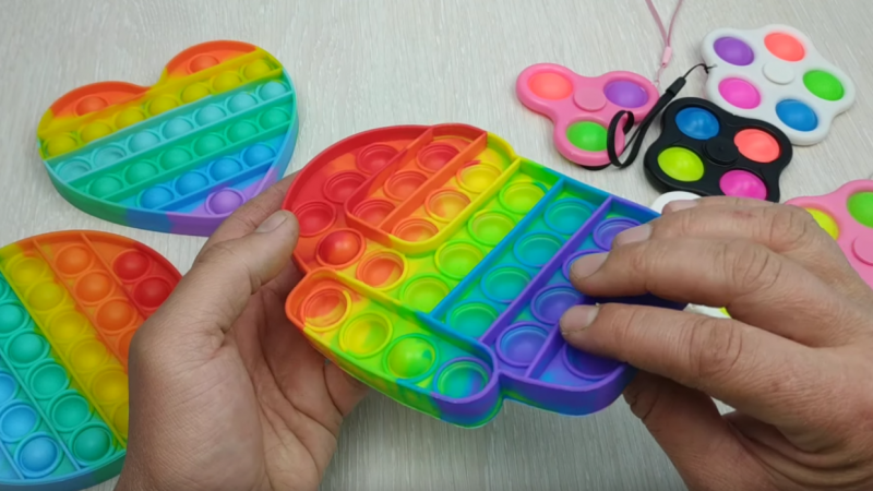 Симпл-димпл или поп-ит: какую антистресс-игрушку чаще всего покупают петербуржцы
