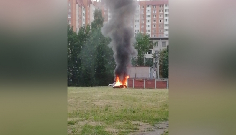 «Символично»: припаркованная машина сгорела в Горелово