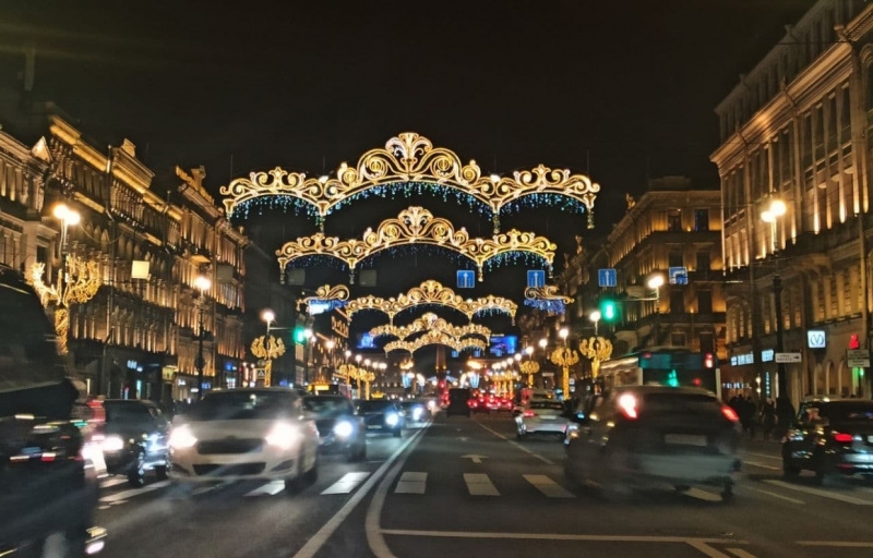 «Скоро все должно висеть»: успеют ли потратить 369 млн на украшение Петербурга к Новому году