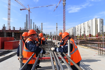 Собянин поручил сократить число мигрантов на стройках в Москве