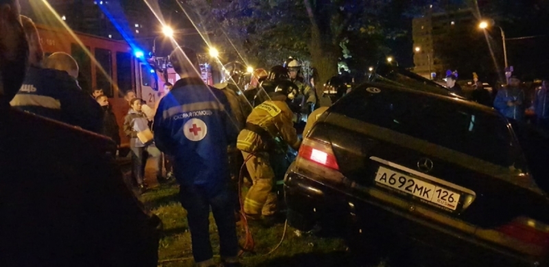 Спасателям пришлось вырезать водителя легковушки после ДТП на Гражданском