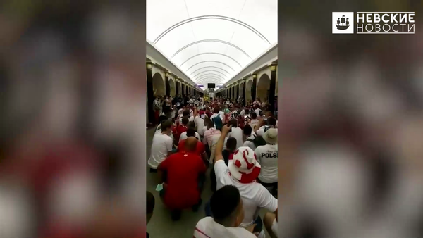 Спонтанный перформанс польских фанатов в метро Петербурга засняли на видео