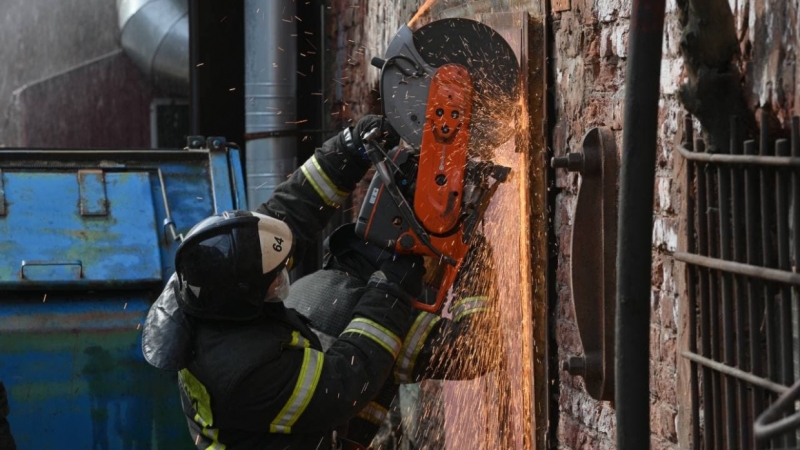«Стояли насмерть»: в МЧС рассказали о погибшем в горящей Невской мануфактуре