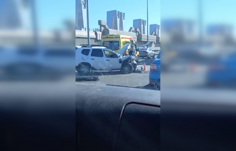 Столкновение иномарки и КамАЗа спровоцировало пробку на дамбе Петербурга