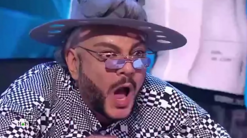 Судьи шоу «Маска» не смогли узнать Бузову в образе Розовой Пантеры