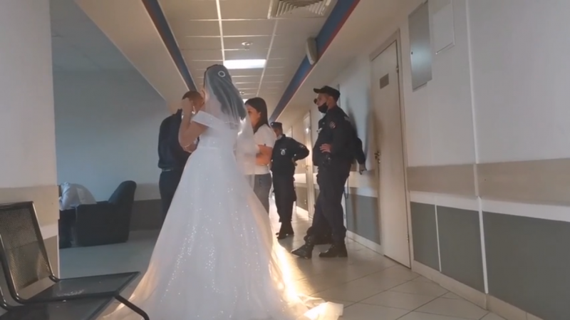 «Свадьба полетела крахом»: подруга невесты «стрелка» из Петергофа рассказала о задержании