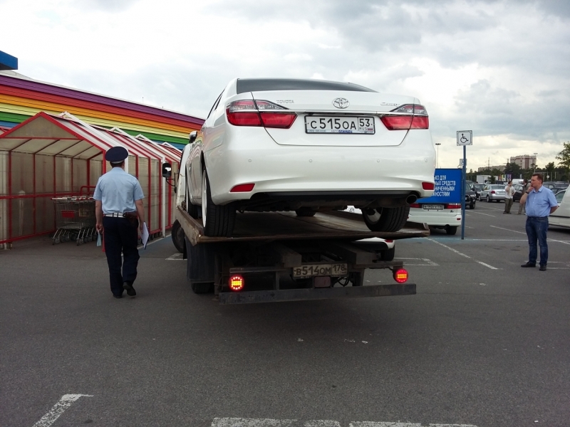 «Табличка стоит, но ты не заметишь»: как парковаться в Петербурге, чтобы не стать жертвой эвакуатора