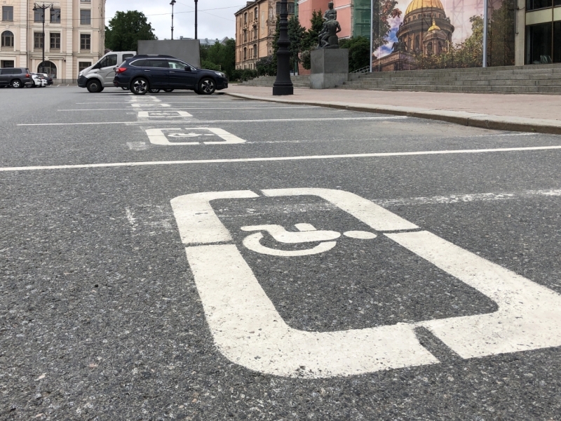 «Табличка стоит, но ты не заметишь»: как парковаться в Петербурге, чтобы не стать жертвой эвакуатора