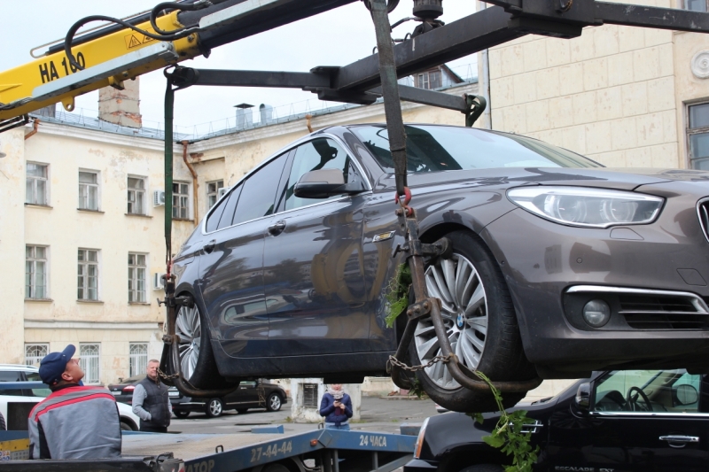 «Табличка стоит, но ты не заметишь»: как парковаться в Петербурге, чтобы не стать жертвой эвакуатора