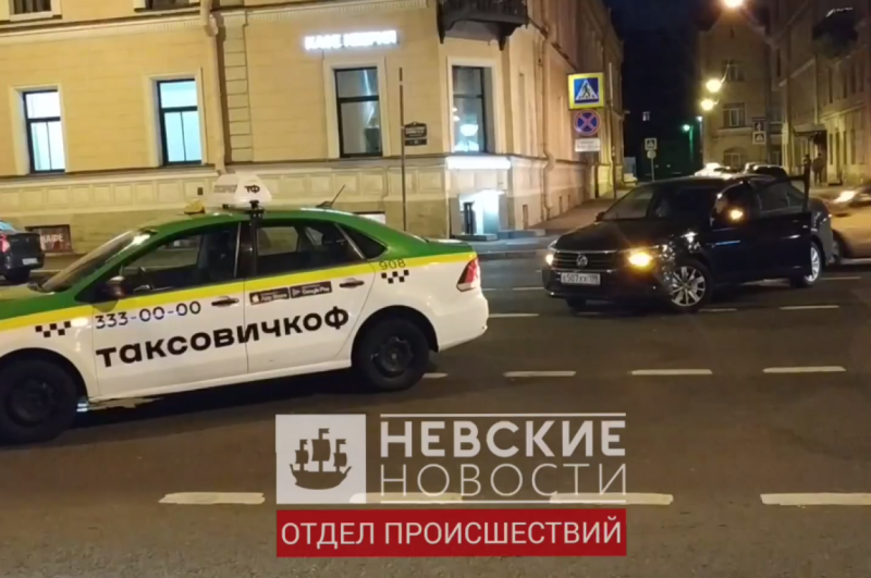 Такси столкнулось с легковушкой на Васильевском острове