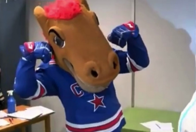 Талисман хоккейного клуба СКА Конь-Огонь получил прививку от КОВИД