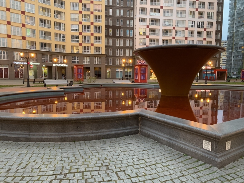 «Там кровь?»: вода в фонтане в Кудрово неожиданно покраснела