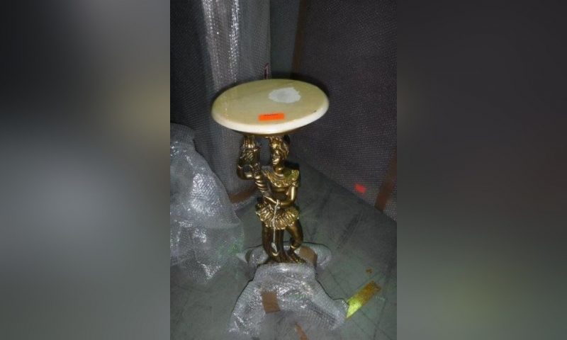 Таможенники пресекли незаконный ввоз в Россию антикварной мебели