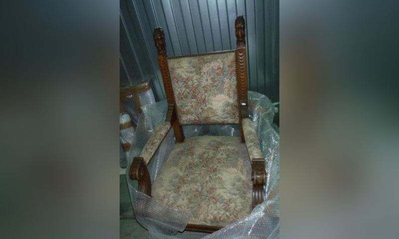 Таможенники пресекли незаконный ввоз в Россию антикварной мебели