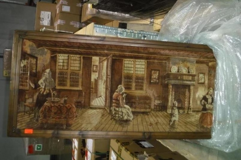 Таможенники пресекли незаконный ввоз в Россию антикварной мебели