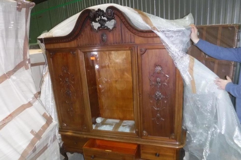 Таможенники пресекли незаконный ввоз в Россию антикварной мебели