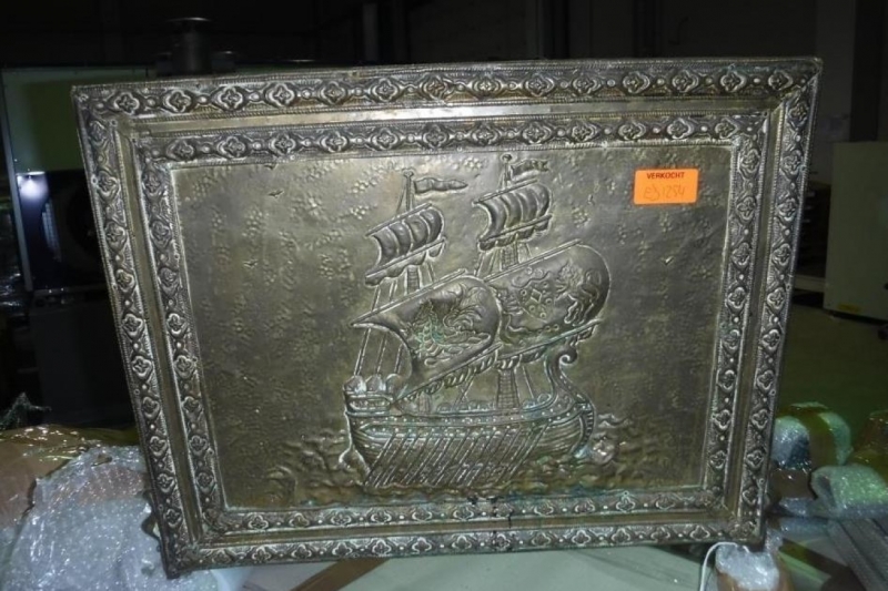 Таможенники пресекли незаконный ввоз в Россию антикварной мебели