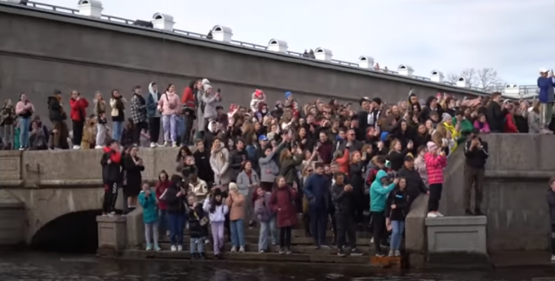 Тиктокер Егор Шип устроил концерт с сотнями подписчиков у Петропавловки