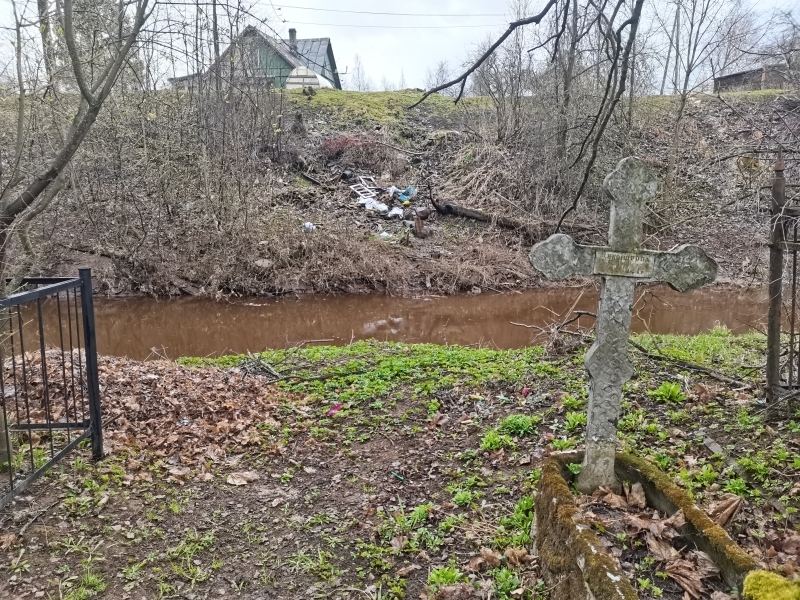 Тютчевская улица и Пороховское кладбище тонут в грязи из-за нехватки мусорных баков