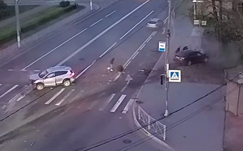 Три человека пострадали при лобовом столкновении в Стрельне