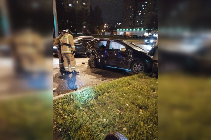 Три иномарки столкнулись в Выборгском районе: на месте ДТП работают спасатели