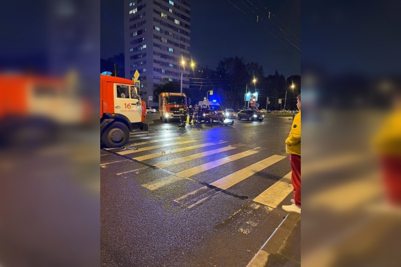 Три иномарки столкнулись в Выборгском районе: на месте ДТП работают спасатели