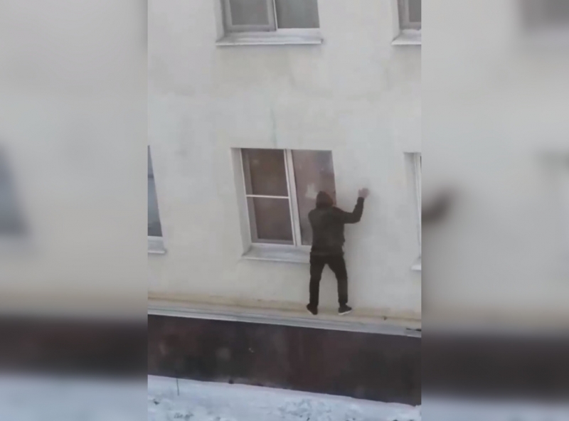 «Ты его в дверь! А он в окно»: жительница Ленобласти месяц не может выгнать из дома пьющего мужа