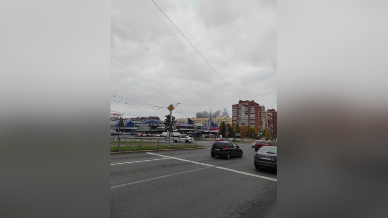 Улицу в Приморском районе заволокло густым дымом от полыхающего автобуса