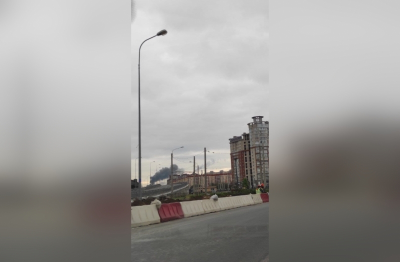 Улицу в Приморском районе заволокло густым дымом от полыхающего автобуса