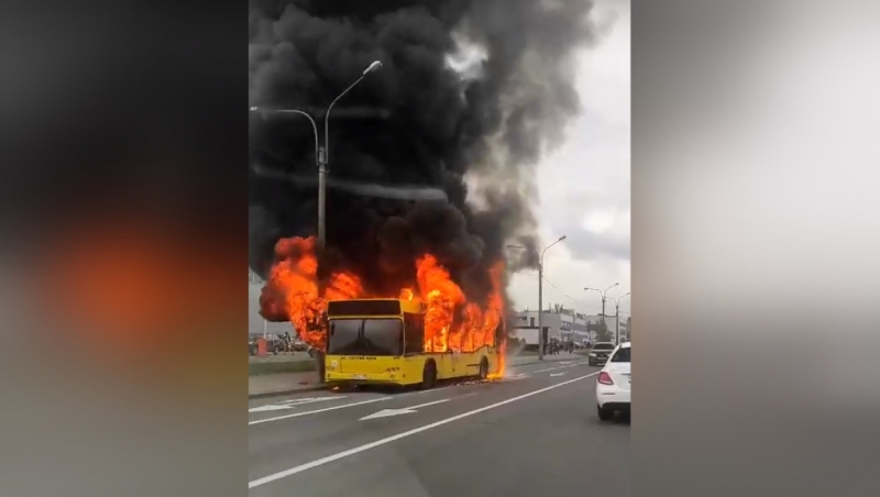Улицу в Приморском районе заволокло густым дымом от полыхающего автобуса