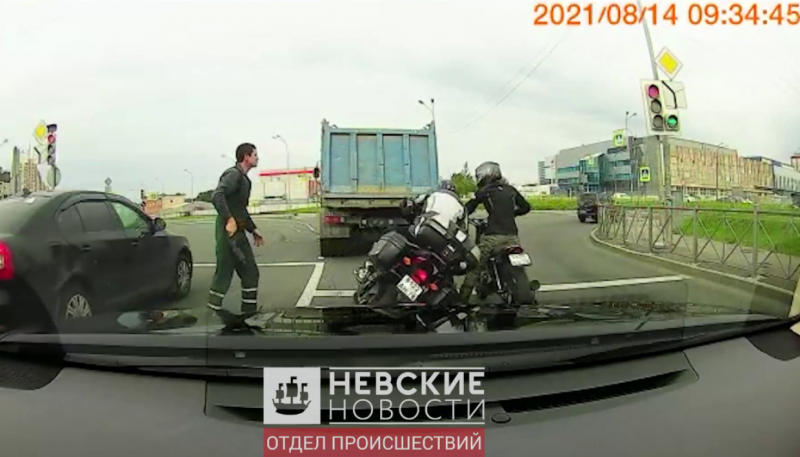 Ушиб затылочной области: водитель мусоровоза напал на мотоциклиста. Отдел происшествий