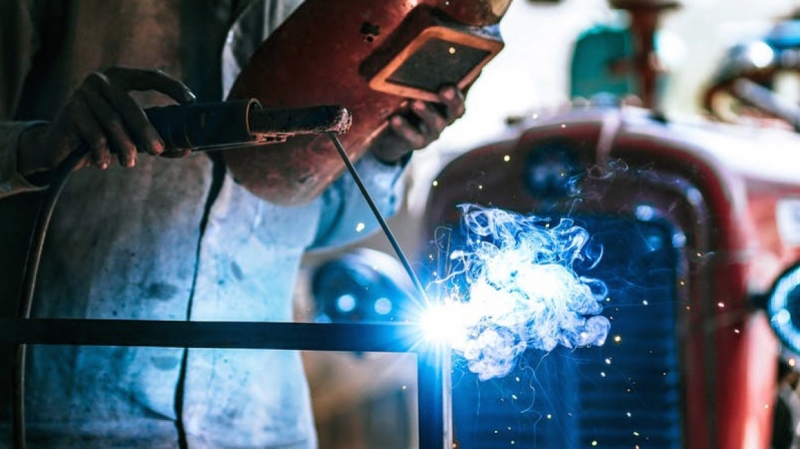 В автомастерской в Красногвардейском районе из-за вспыхнувшего масла обгорел сварщик