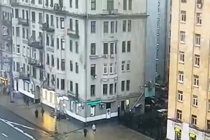 В центре Москвы на прохожую рухнул кусок стены