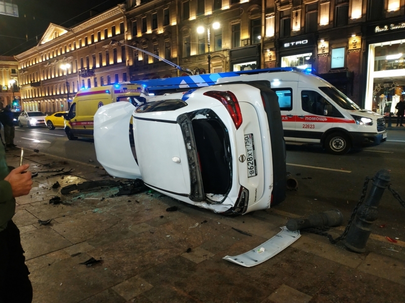 В центре Петербурга произошла массовая авария: два человека пострадали