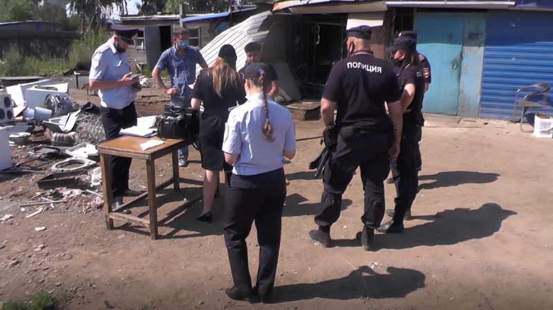 В Красногвардейском районе нашли нелегальные бытовки и сборщиков металла