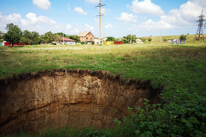В Крыму образовалась гигантская земляная воронка