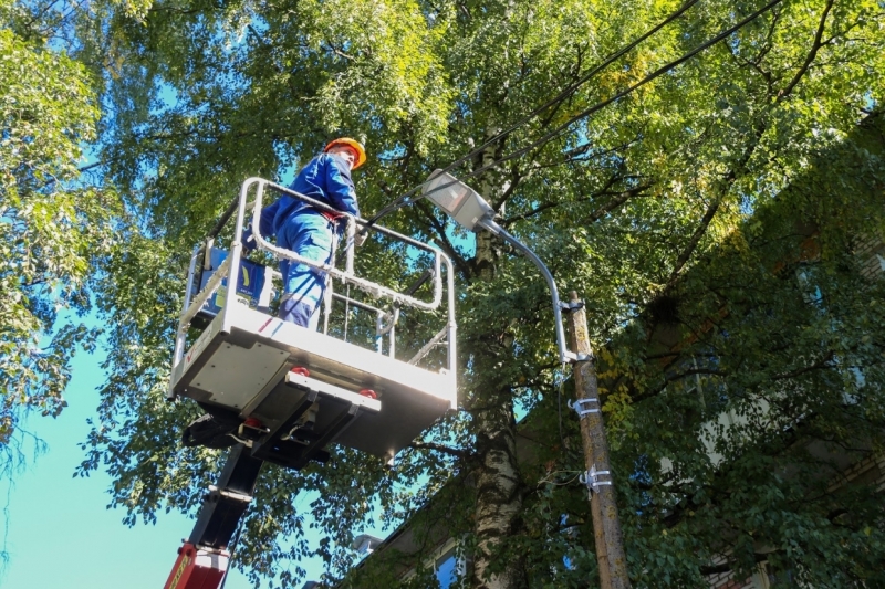В Петербурге обновят 100 опор освещения